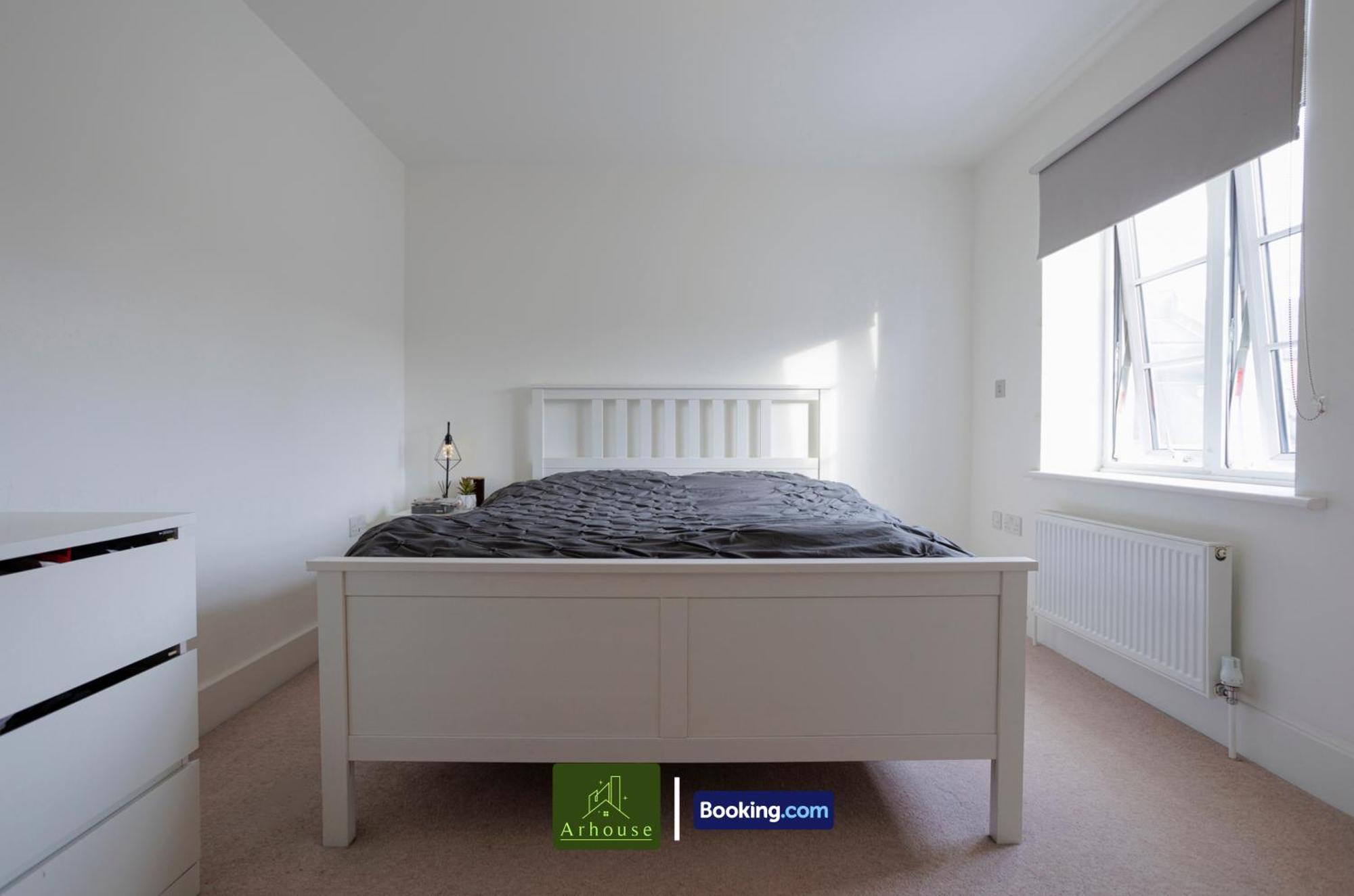 קינגסטון אפון תמז One Bedroom Apartment By Arhouse Apartments Short Lets & Serviced Accommodation Kingston With Free Wifi מראה חיצוני תמונה